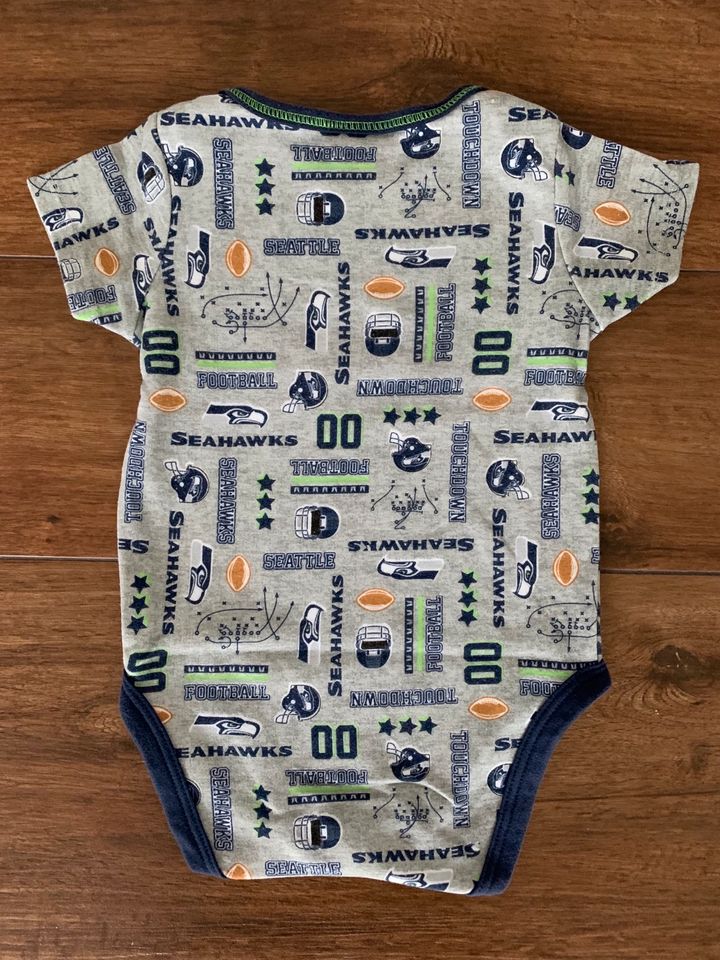 5 Kurzarm-Bodys von NFL Team Apparel und Dimo Gr. 62/68 je 2,– in Seevetal