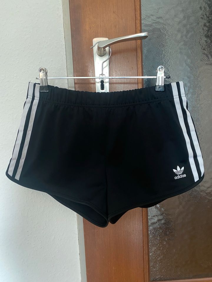 Adidas shorts in München