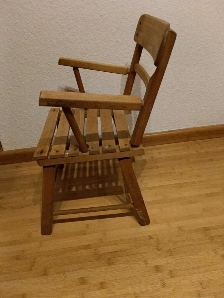 Vintage Retro Kinderstuhl mit Lehnen aus Holz. in Sickte