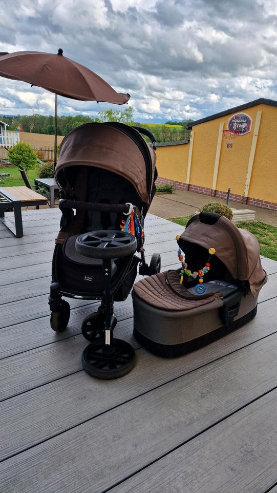 Kinderwagen und Baggy in Taura