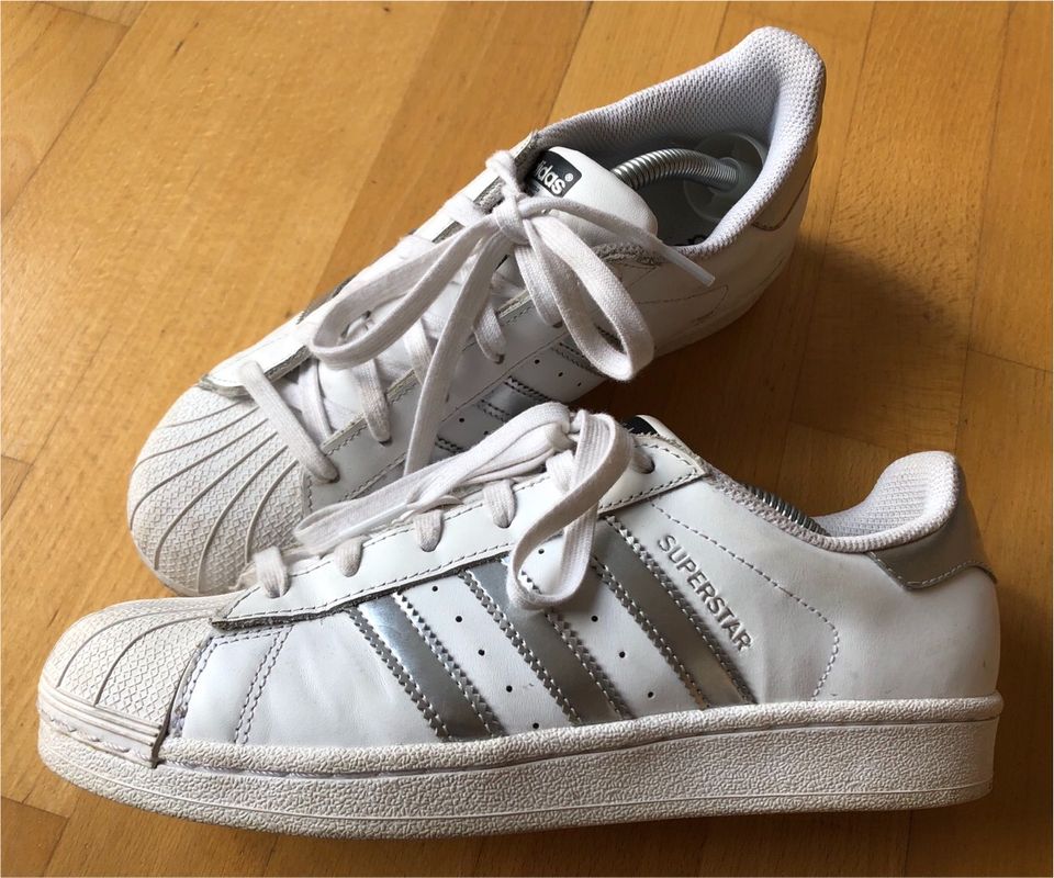 ADIDAS Superstar weiß - Streifen silber Gr. 38 2/3 / UK 5 1/2 in Kr.  München - Gräfelfing | eBay Kleinanzeigen ist jetzt Kleinanzeigen