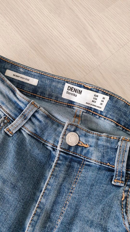 Damen Bershka Jeans, Gr. 36 in Karlsruhe