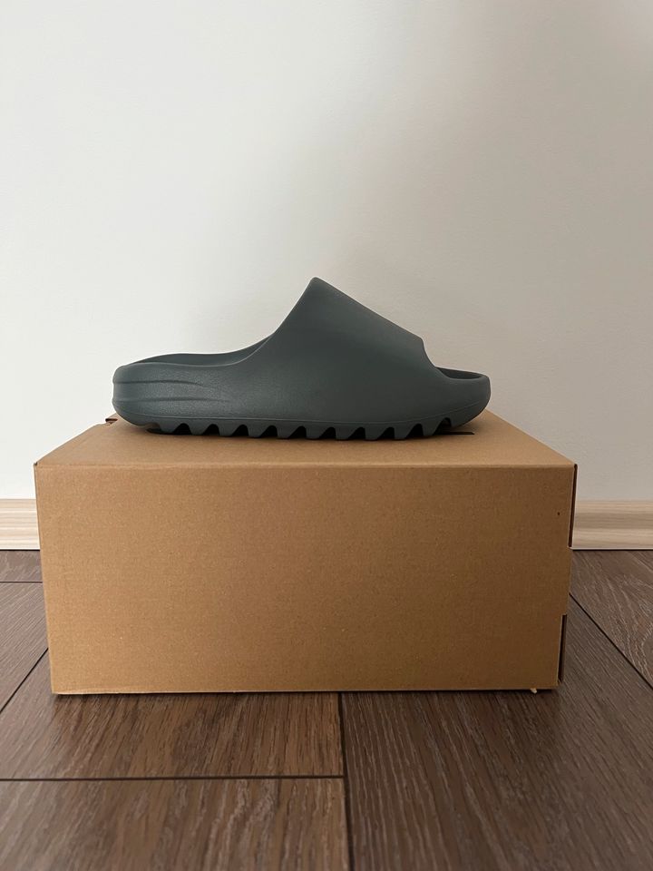 NEU Adidas Yeezy Slide Slate Marine 40,5 in Ingolstadt