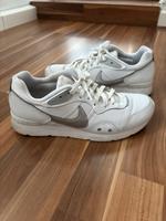 Nike Sneaker Weiß Turnschuhe 42 Hessen - Ludwigsau Vorschau