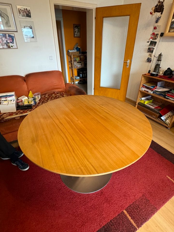 Ausziehbarer runder Holztisch, sehr schön und stabil in Herten