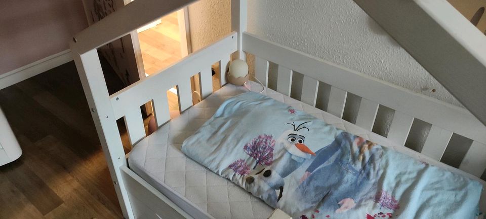 Hausbett für Kinder mit Bettkasten und hochwertiger Matratze in Magdeburg