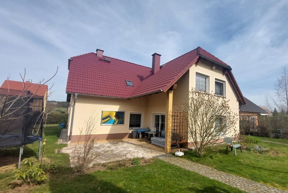 Großes Zweifamilienhaus mit 7 Wohnräumen, Kamin, Terrasse & Balkon sowie 2 Garagen & Carport in Radeburg