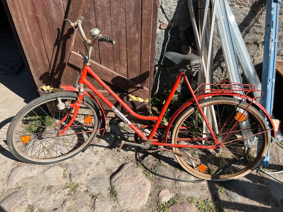 Rotes Fahrrad DDR Mifa Diamant in Zeschdorf