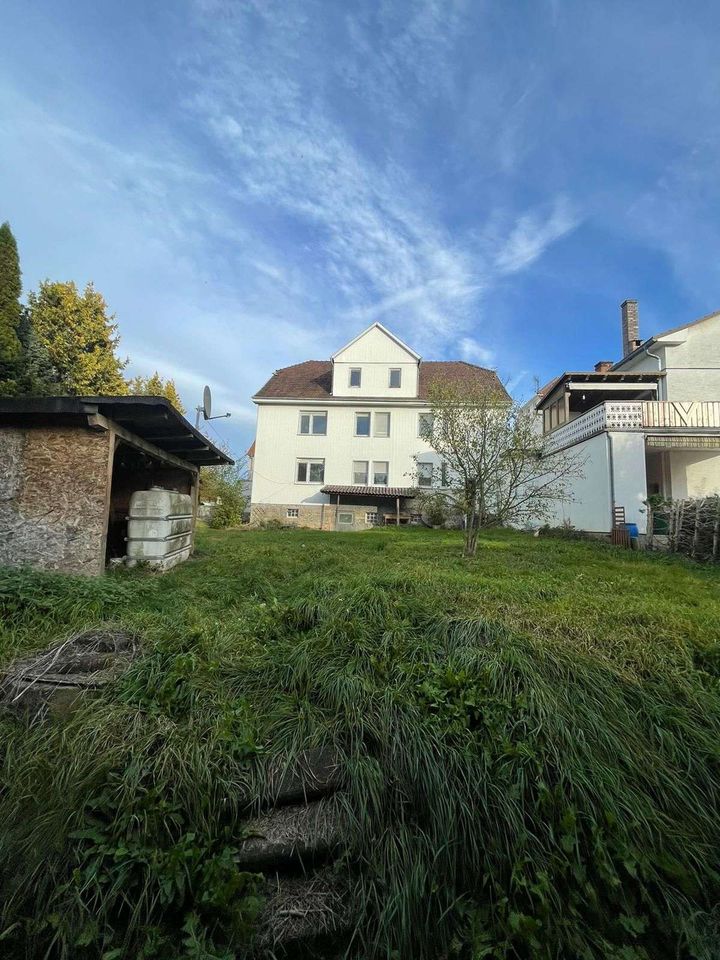 Renovierungsbedürftiges Mehrfamilienhaus mit 3 Wohnungen und Bauoption in Weidhausen bei Coburg in Weidhausen