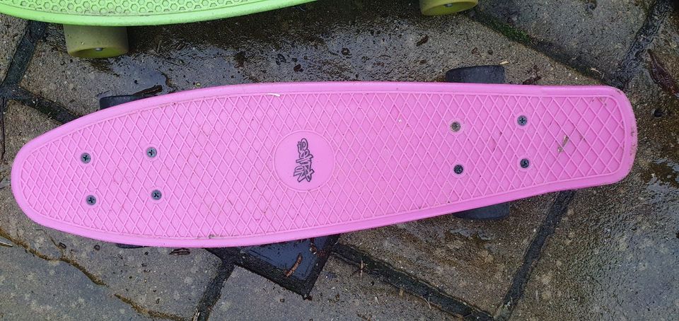 2 Skateboards Kinder von Hudora und grün und pink in Lügde