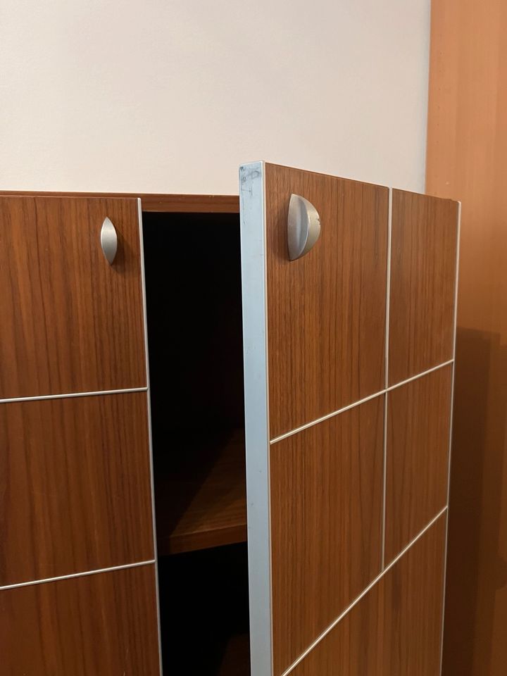 Holzschrank mit Metall Design (170/120/40cm) in München