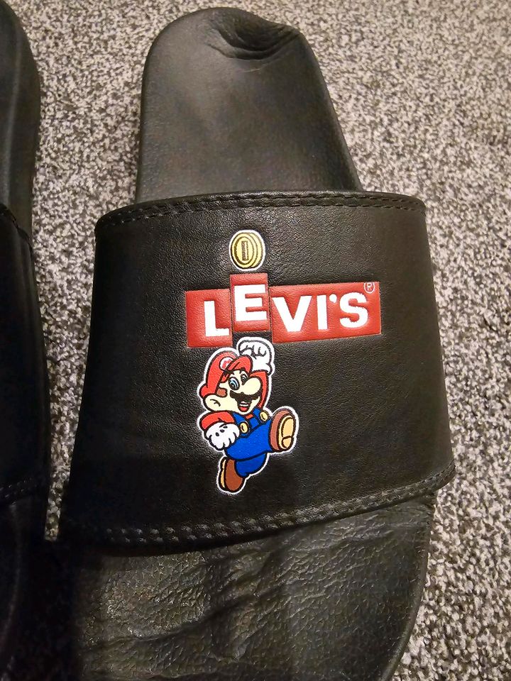 Levi's Super Mario Nintendo Badelatschen Pantoletten 42 June in Bad Eilsen