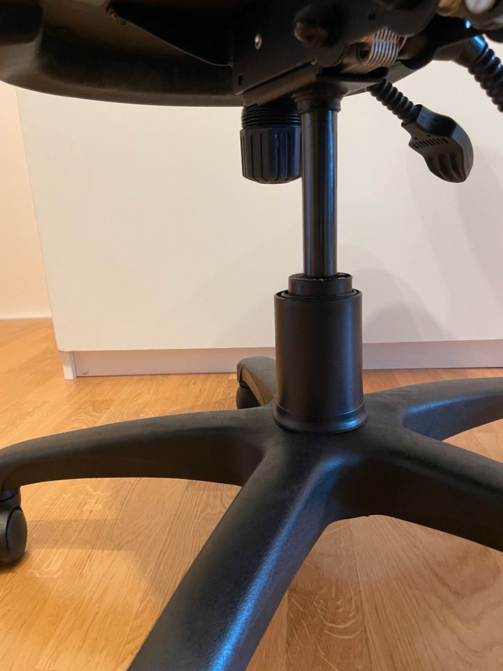 Bürostuhl Schreibtischstuhl Drehstuhl mit Armlehnen in München