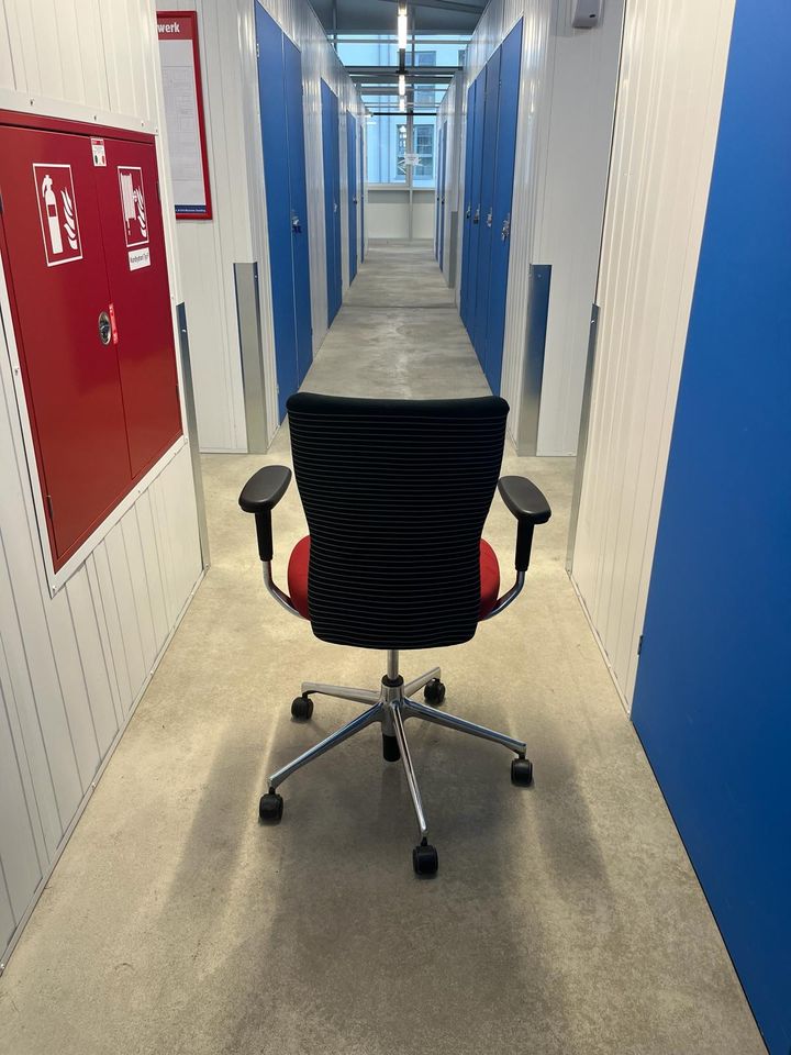 Vitra T-Chair Designer Bürostuhl - Rot und schwarz-weiß gestreift in München