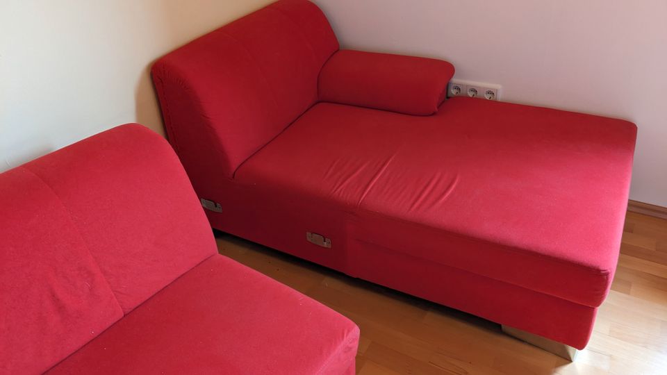 Sofa / Couch, rot, mit Liegefläche in Leichlingen