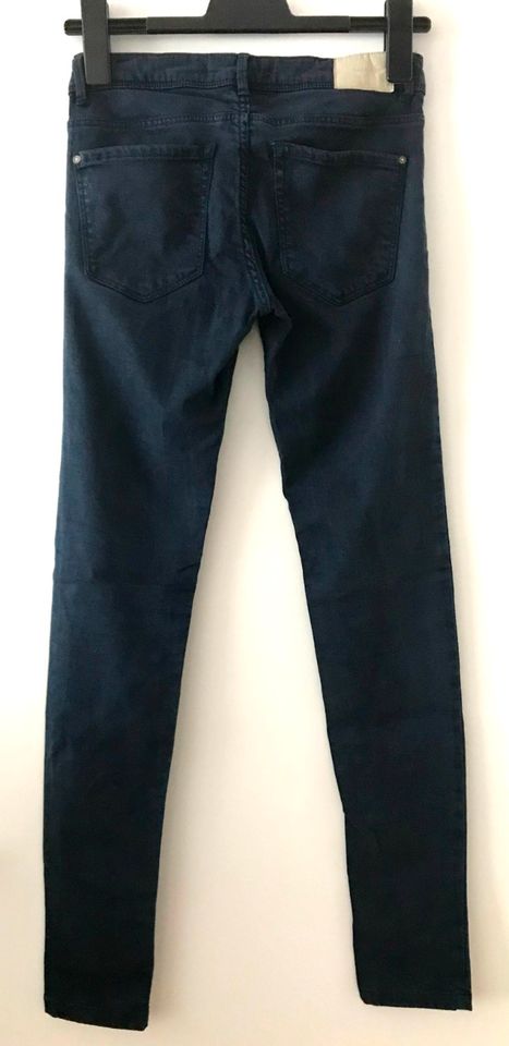 Marineblaue Jeans-Hose mit Taschen - Zara - Gr. 34/ 36 in Berlin