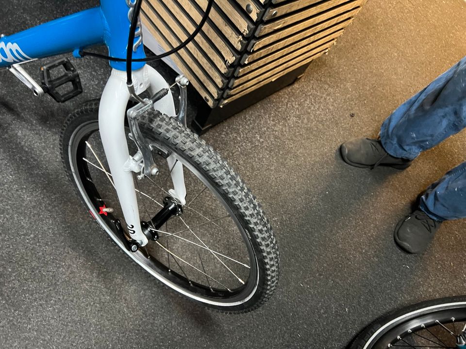 Woom 4 Kinderfahrrad (Microshift) in Sky Blue – Fast Wie Neu! in Berlin