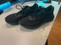 Verkaufe schwarze Nike Schuhe Größe 43 relativ unbenutzt. Niedersachsen - Oetzen Vorschau