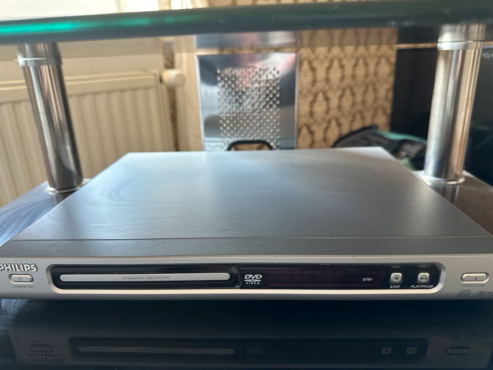Philips DVD 625 DVD-Player in Silber in Boostedt