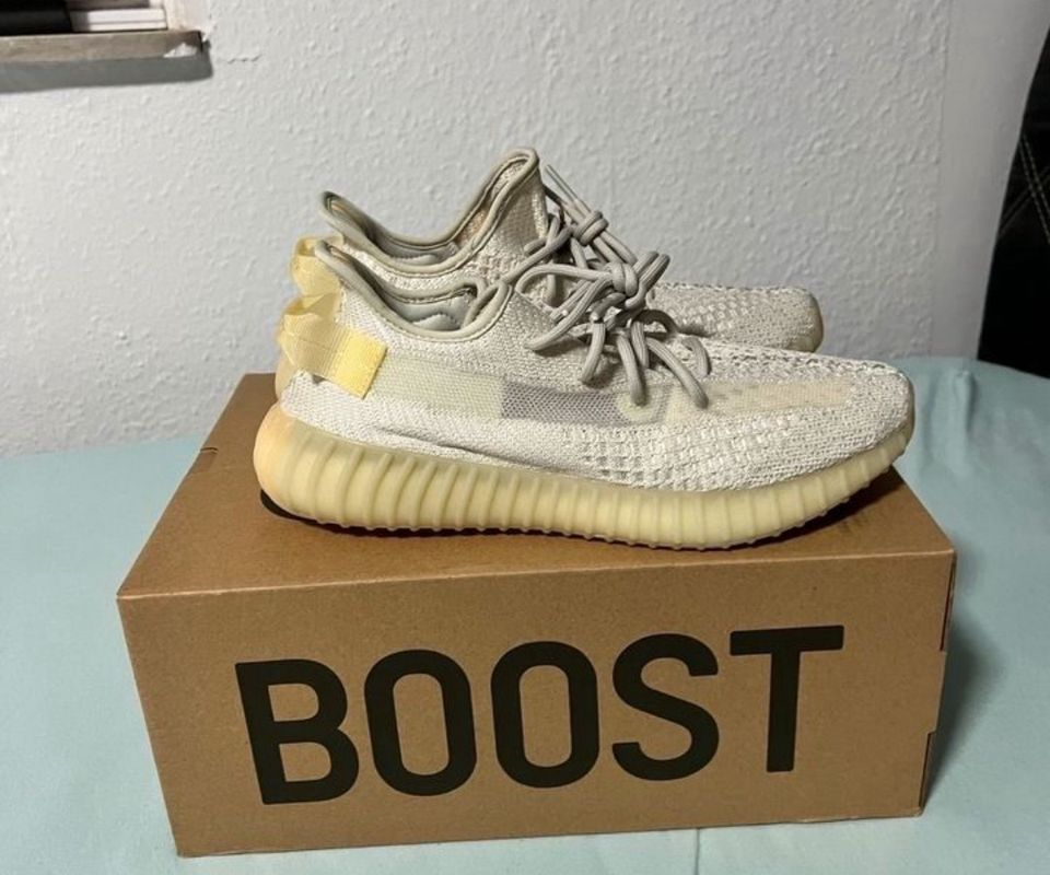 Yeezy Boost 350 V2 Light, Eu 42 2/3, US 9 in Hamburg