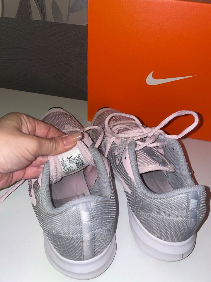 Nike Downshifter 9 Sneaker 38 Laufschuhe rosa grau Schuhe Damen in Weinheim