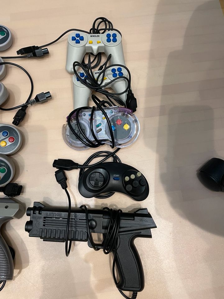 Controller Konvolut NES/Mega Drive: 14 Controller und 3 Lightguns in Schifferstadt