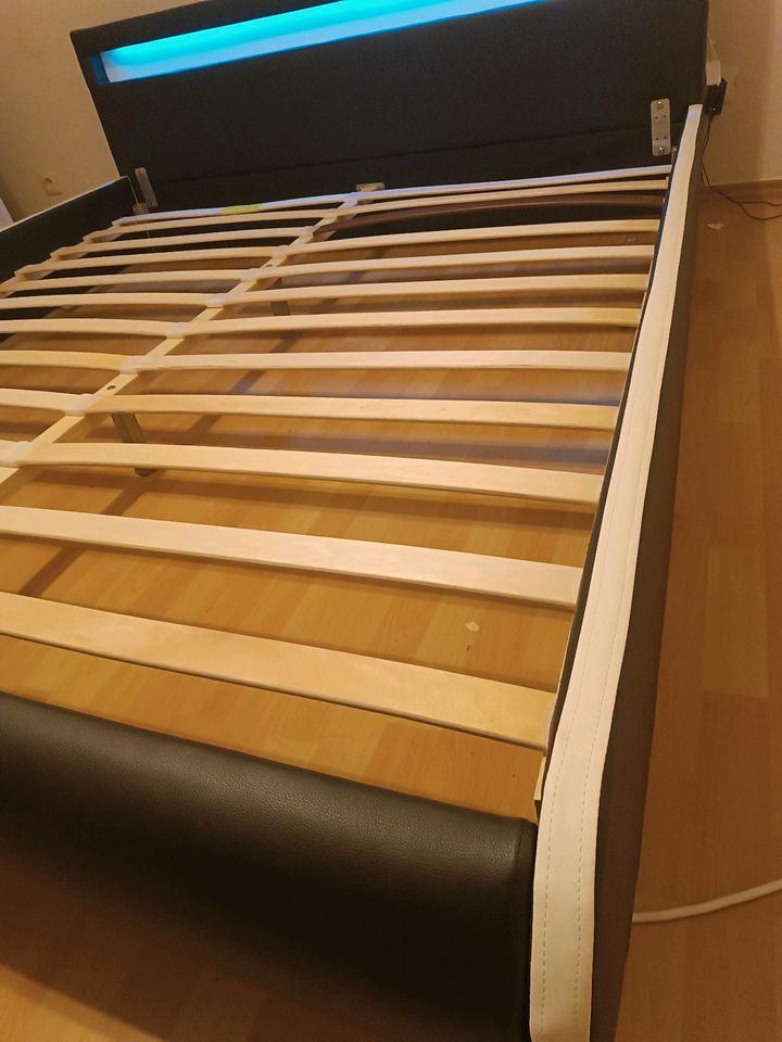 Das Bett ist 200 x 180 cm groß.Mit Matratze in Fulda