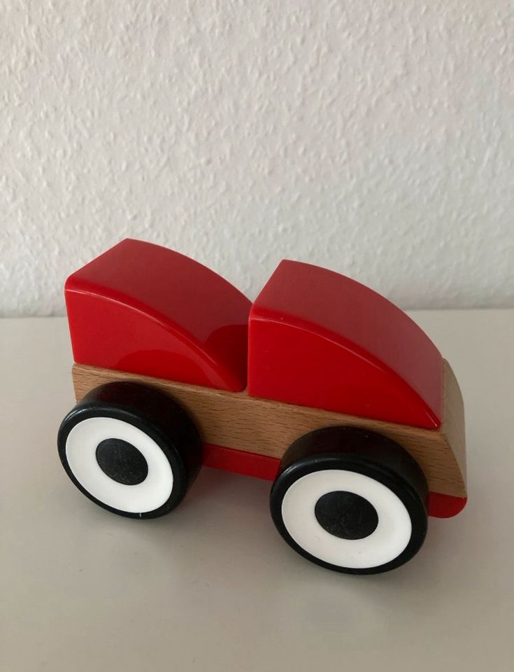 IKEA Lillabo rotes Spielzeugauto aus Holz / Kunststoff in Abstatt