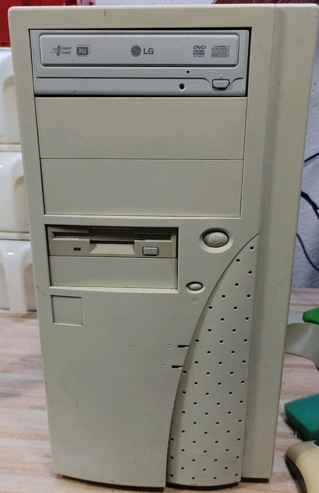 Windows 98 + XP Dualboot PC - 1gb Ram - 1.6ghz - 80Gb HDD in Herborn