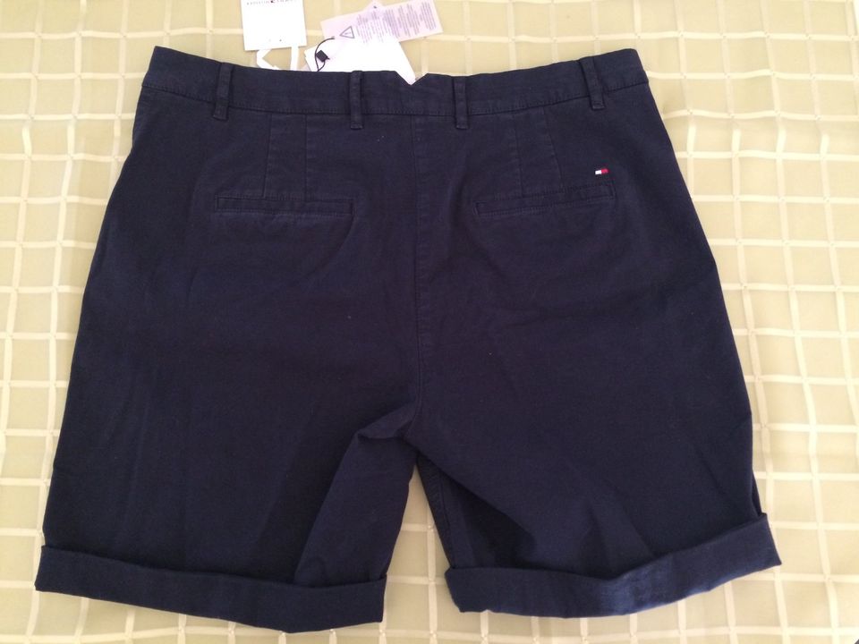 Hose Gr. 42 kurze Damenhose TOMMY Hilfiger neu bzw. ungetragen in Erding