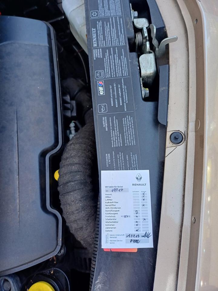 Renault modus 2005 16V mit einem Stand für zwei Fahrräder in Bremervörde