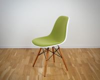 Vitra Eames Plastic Side Chair DSW mit Vollpolster grün Stuttgart - Stuttgart-West Vorschau