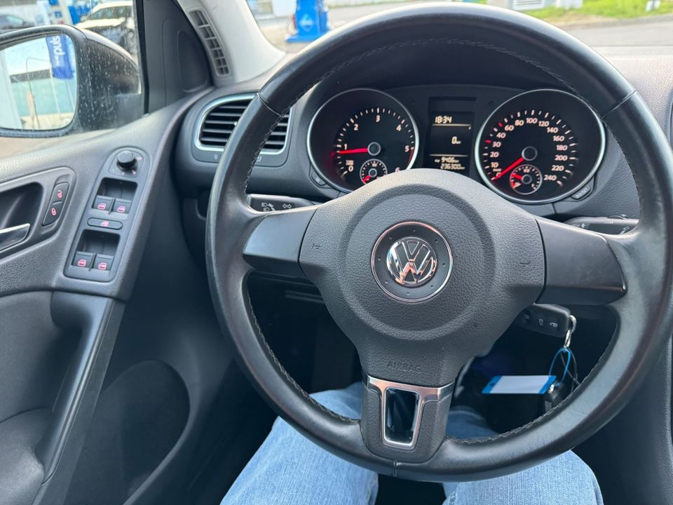 Volkswagen Golf VI Comfortline*2.Hand*Klimaaut*PDC*Gepflegt in Frankfurt am Main