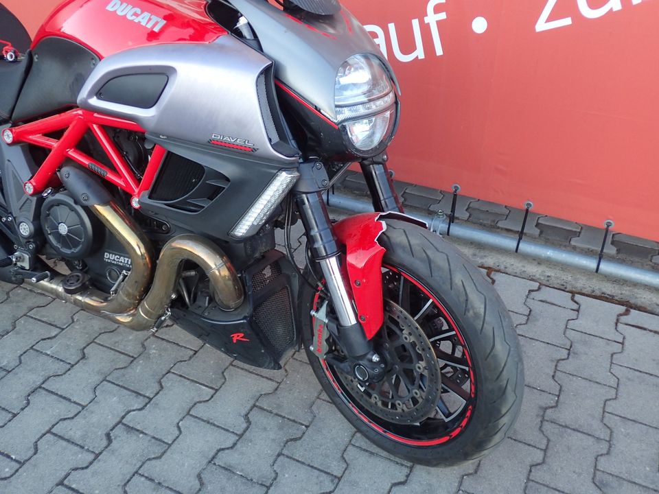 Ducati Diavel Carbon Red Rizoma Unfallschaden in Mantel