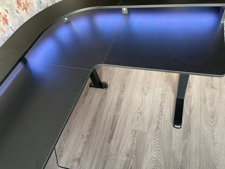 Schreibtisch höhenverstellbar L-Form Schwarz mit RGB Beleuchtung in Babenhausen