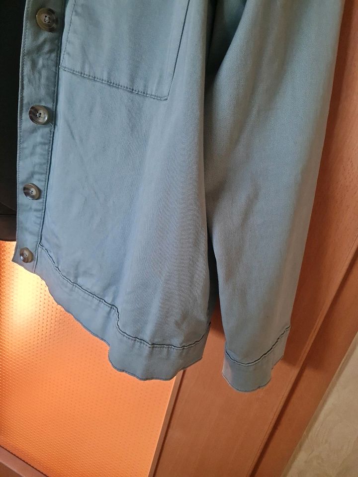 Jeansjacke und 3/ 4 Hose im Set neuwertig grün in Wolfhagen 