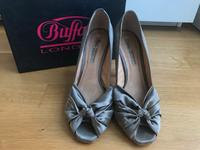 Wunderschöne Peeptoe Pumps von Buffalo London aus Satin taupe 39 Bayern - Unterhaching Vorschau