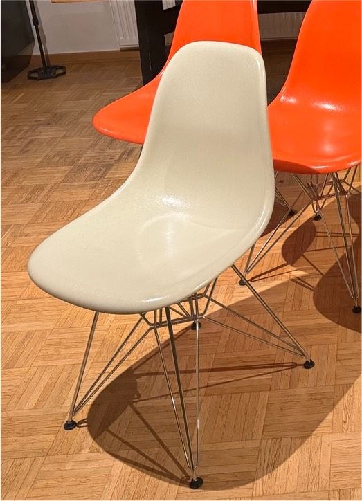 Vitra Charles Eames Fiberglas Side Chairs DSR in Hameln