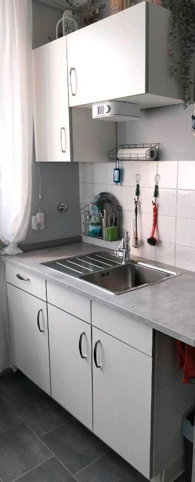 Grau-weiße Küchenzeile - verfügbar ab Mitte Mai 24 in Nürnberg (Mittelfr)