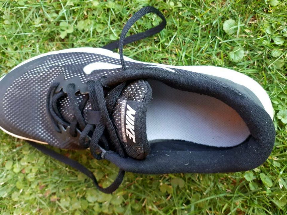 NIKE Schuhe Größe 40 schwarz in Otterfing