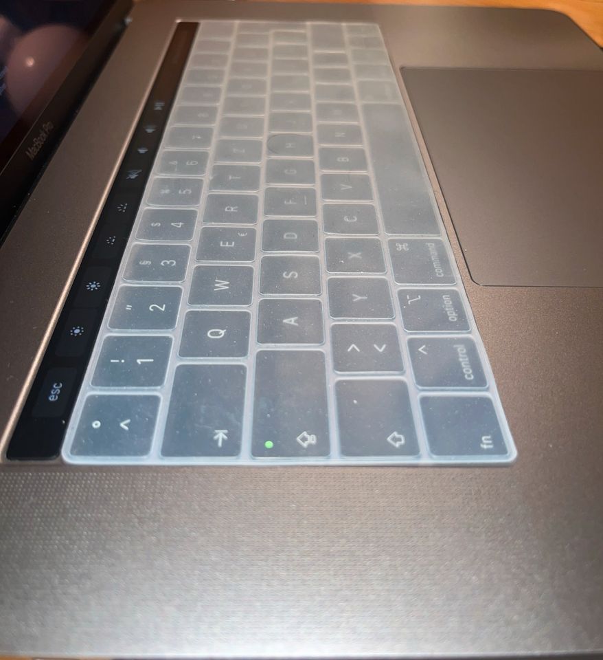 Macbook Pro 15" 16GB Ram 512GB Speiiicher (2018)Touchbar&Touch id in Remscheid