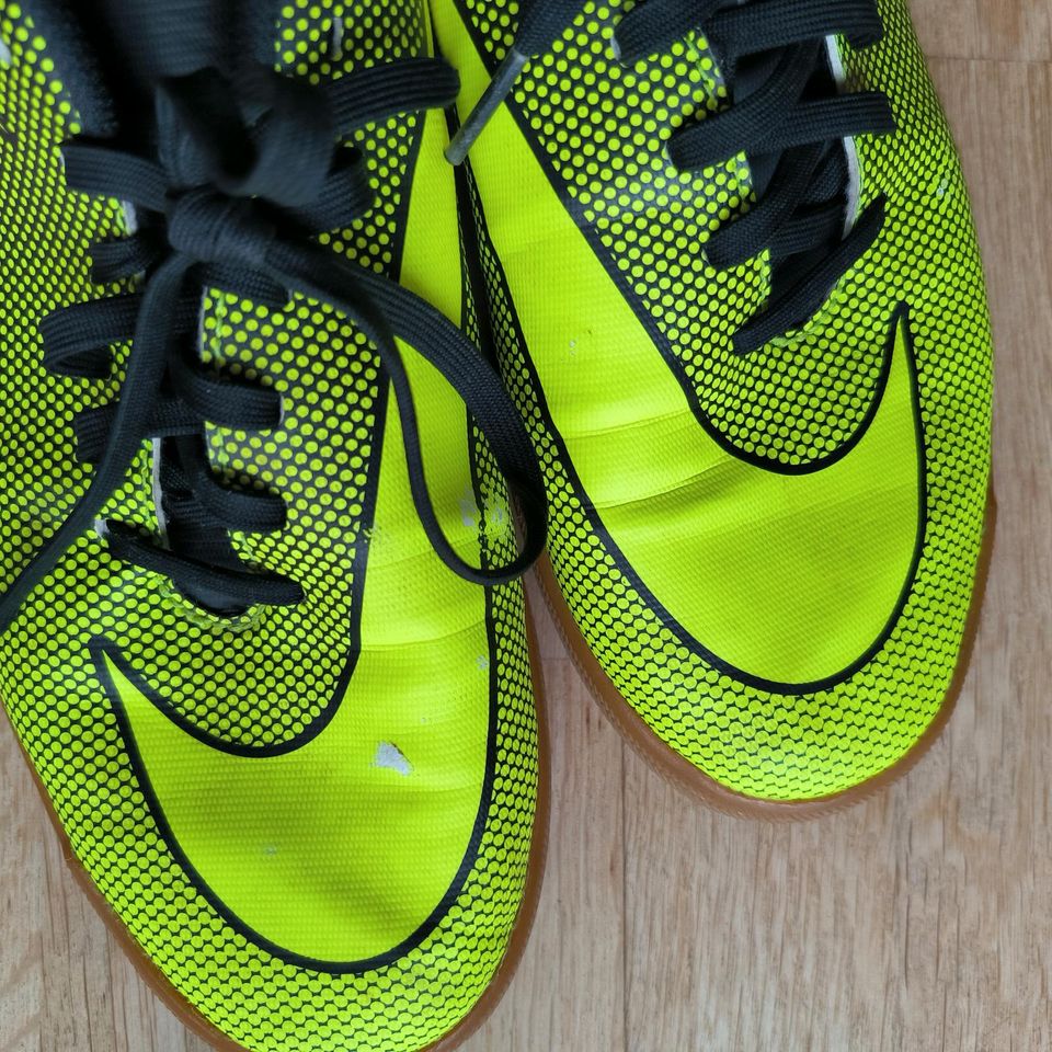 Fußballschuhe Hartplatz Nike Gr. 9,5 in Vacha