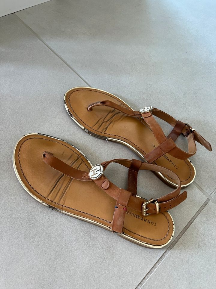 TH Tommy Hilfiger Sandalen Zehentrenner Gr. 38 cognac beige in Dieburg