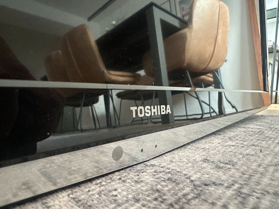 Toshiba TV / Fernseher 32el933g 32 Zoll (inkl. Wandhalterung) in Köln