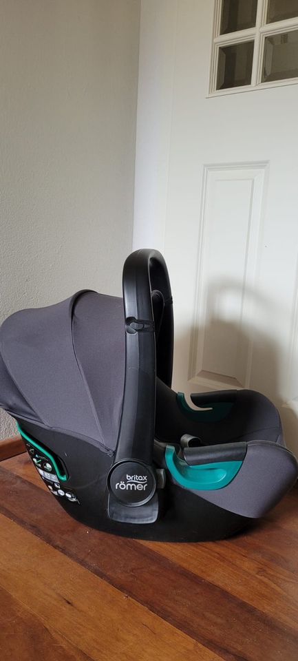 Britax Römer Baby Safe 3 i-Size Babyschale Midnight Grey in Münstertal