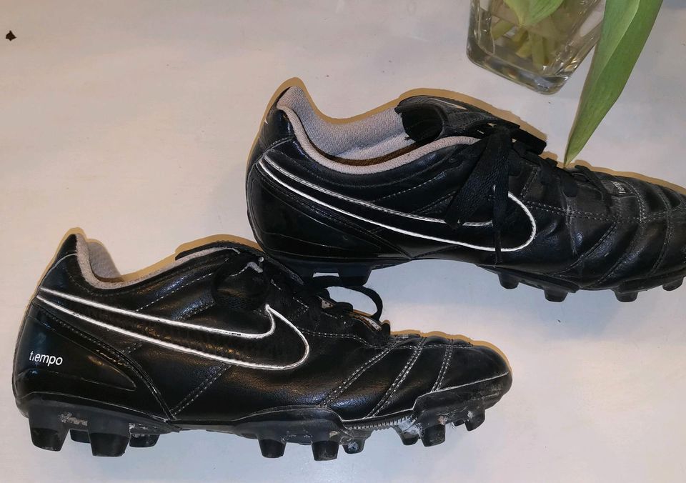 Nike Fussballschuhe mit Stollen in Rehden