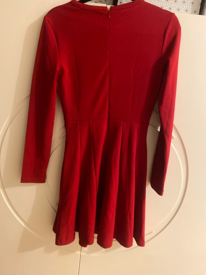 Guess Kleid rot Schnüren Abendkleid Gr S inkl Versand in Leverkusen