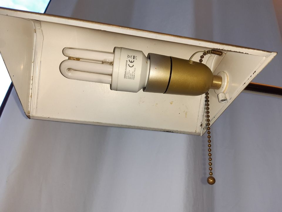 Stehlampe Goldfarbendes Metall - Lampenschirm zum Einstellen. in Hamburg