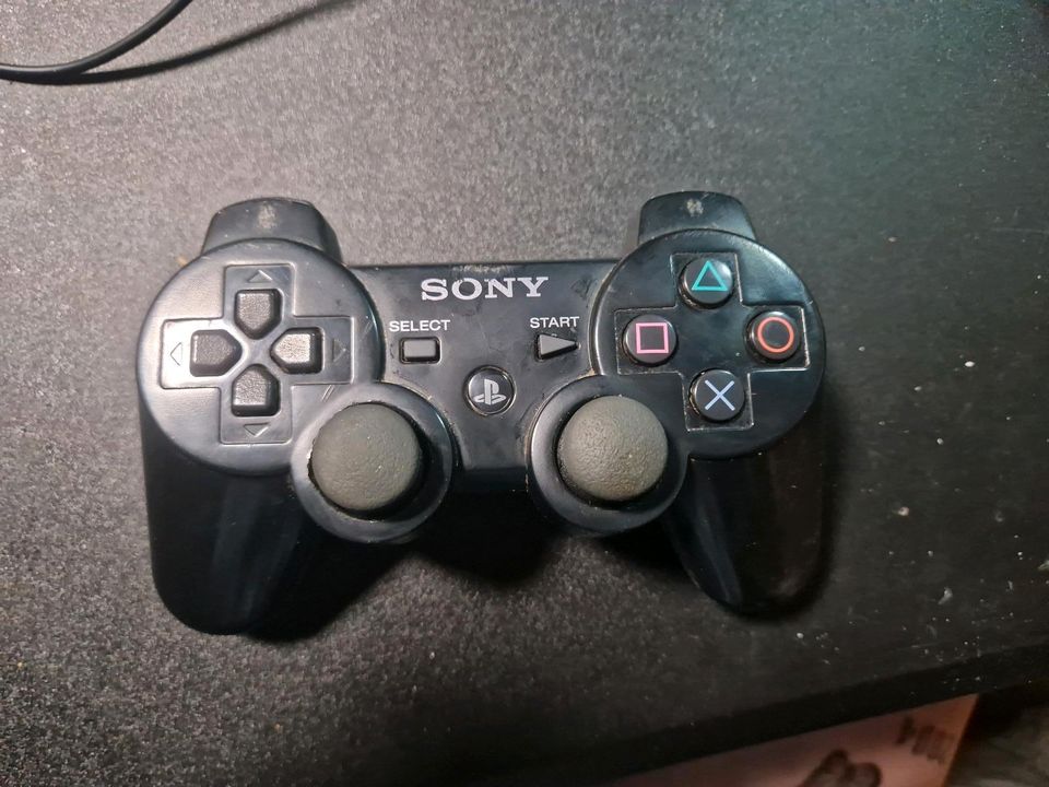 Playstation 3 mit Controller in Herzberg/Elster