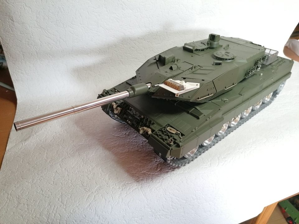 Tamiya Leopard 2A6 1:16 mit umfangreichem Zubehör in Flieden